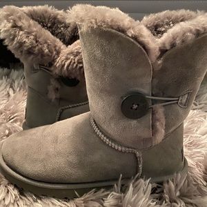 GRAY UGGS